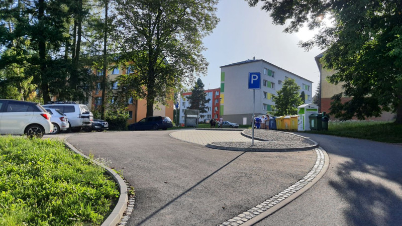 Parkovací stání ul. Komenského v Moravském Berounu